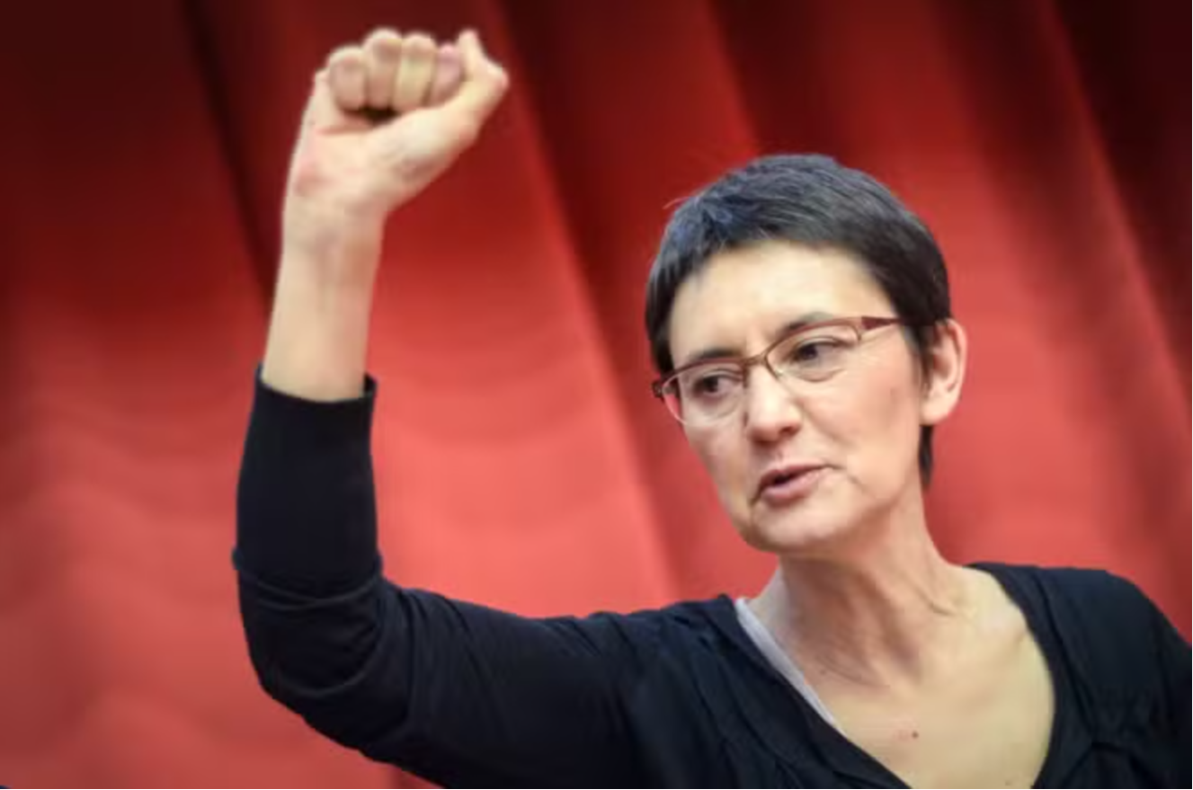 Nathalie Arthaud, toujours le poing levé, comme Chimène Badi.