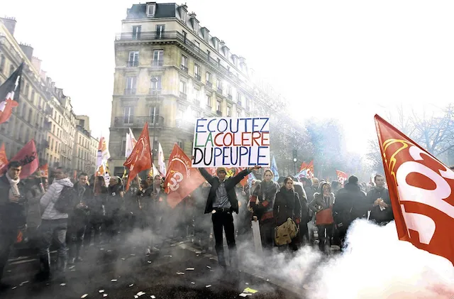 Moi je fais toutes les manifestations avec mon panneau. Et ça sert à rien.