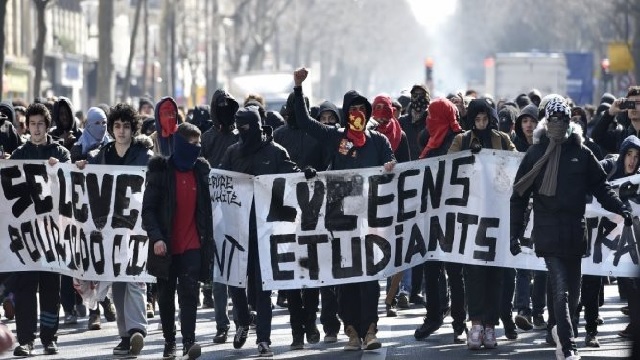 Entre deux cours inutiles à l'université, on part manifester.